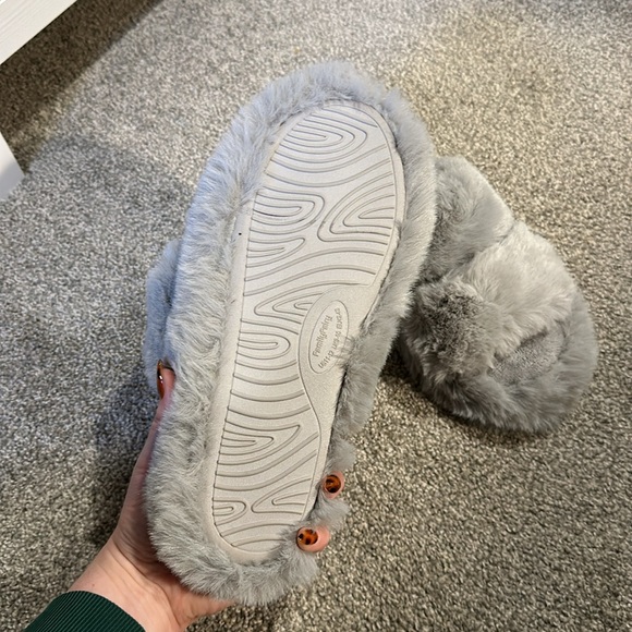 Fluffy grey slippers with two straps - Picture 4 of 6